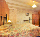 Schlafzimmer mit Doppelbett