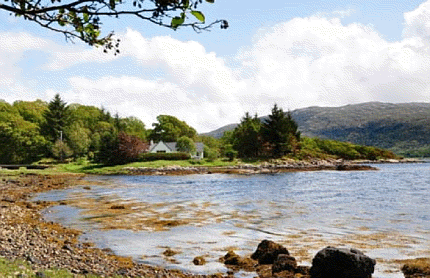 Cottage auf einer Halbinsel im Loch Sunart