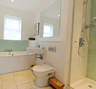 Bad mit Dusche und WC
