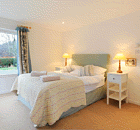 Schlafzimmer mit Doppelbett 