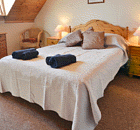 Schlafzimmer mit Doppelbett