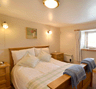 Schlafzimmer mit Doppelbett